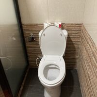 トイレも綺麗、手動ウォシュレットです