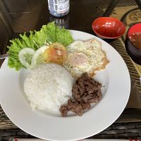 このタパが旨かった、干し肉だけどやわらかい、ご飯もいい炊き方