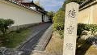 趣ある石畳の参道