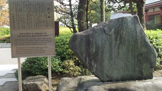 浅草寺境内に建つ三匠句碑