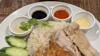 Popular restaurant serving Singapore chicken rice, you can enjoy the flavor with the accompanying sauces