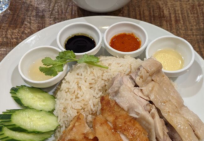 Popular restaurant serving Singapore chicken rice, you can enjoy the flavor with the accompanying sauces