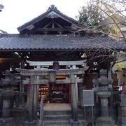 関東大震災、東京大空襲からも助かった神社です。社殿の屋根は「杉皮葺で、創建以来のもの」です。