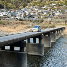 沈下橋走る　クルマ…欄干無いから 気をつけて