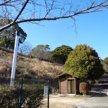 解脱塔へ向かう道（勝立工業団地緑地公園入口付近）