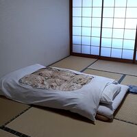 和室。布団はひかれていた