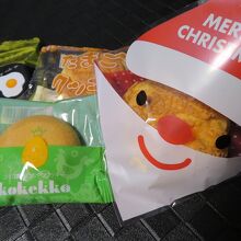 今回買ってみたお菓子。シュークリームのラッピングがキュート。