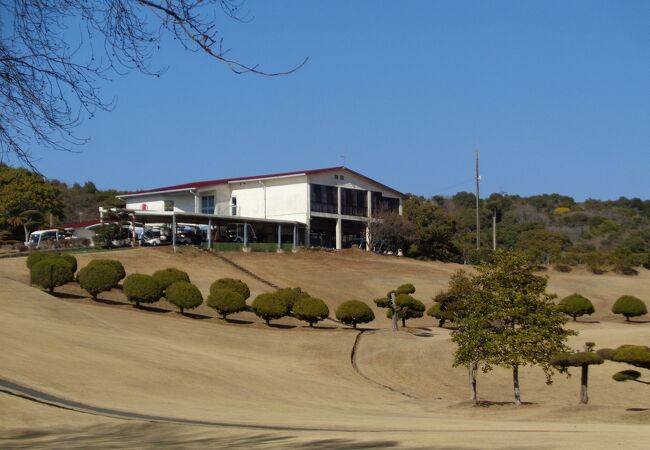 高取山の緑に囲まれたゴルフ場