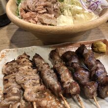 焼き上がった焼きトンとたっぷり野菜サラダ