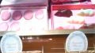 優しいローズカラーのスイーツなど