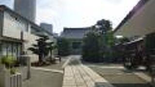 飛木稲荷の隣にあります。