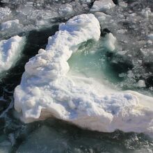 流氷をかき分けて進むさまは大迫力