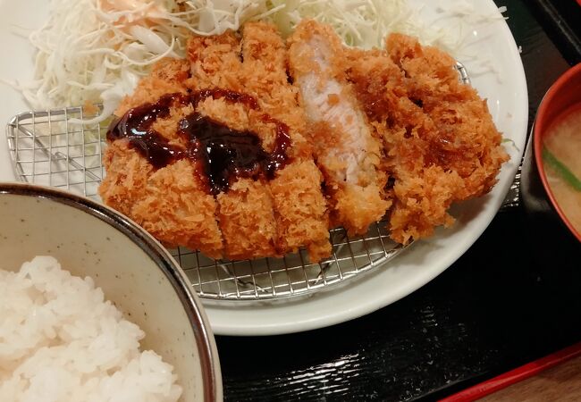 「肉厚ロースかつ定食」（800円）が、美味しいです！！