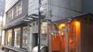 ビルとビルの間に挟まれた場所に建てられています