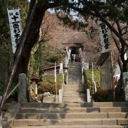 苔むした階段とかやぶき屋根のお堂の鎌倉最古のお寺