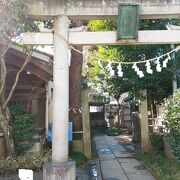 山門脇の小さな神社