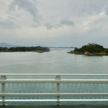 海の中に小さな島がいくつも