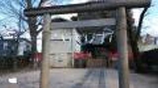 住宅街の中に鎮座する神社