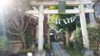 山門脇の小さな神社