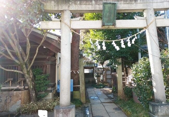 山門脇の小さな神社