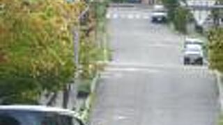 西から３本目の坂。頂上はお寺。