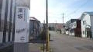 途中で折れ曲がっている坂