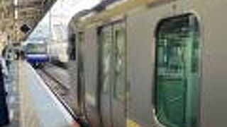 逗子駅で車両の連結、切り離しがある