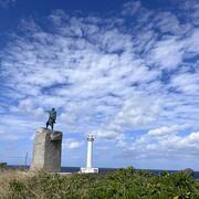 　　　　　　　　　　　　　　　　　　　　　　　残波岬の灯台と銅像　