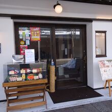 店前の看板メニューを見てから、中へ