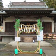 私が訪れた時には茅の輪があって、くぐり方の説明も出ていました