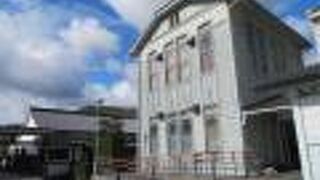 百葉箱のような建物です