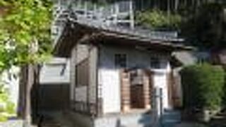 長生寺のそばにあります