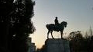 初代の陸軍大臣の騎馬像