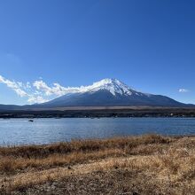 湖越しの富士山