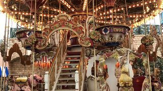 屋内のメリーゴーランドでは世界最大級