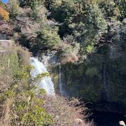 白糸の滝と対照的な滝