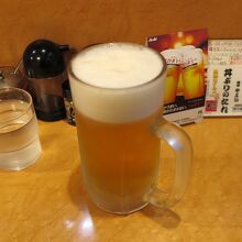まずはビール(中)600円と…