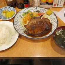 Aセット450円も到着して定食完成