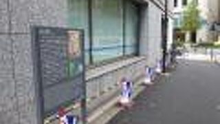 ビルの間に古地図入りの案内板があります