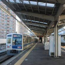 ６０００系の急行電車で到着