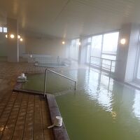 茶褐色の天然温泉です。