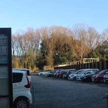 バス停の後ろの駐車場から合戦場に行けます