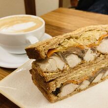 サバサンドとカフェラテ