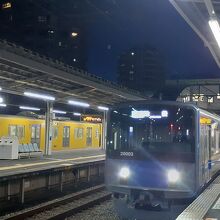 小手指始発の２００００系準急電車