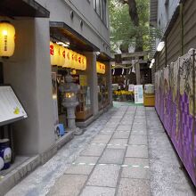 石畳の参道が続きます