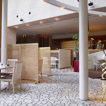 ガラス張りの明るい雰囲気