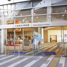 玄関はアナトリウム側から