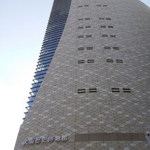 シャープな外観は未来的な印象がする博物館