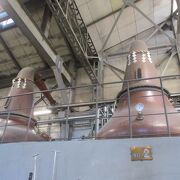 ウイスキー蒸溜のプロセスを見学できる工場
