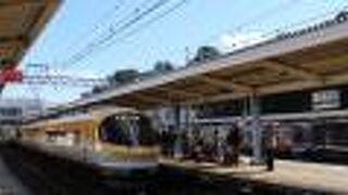 近鉄の改札口を出たところにあります